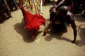 Benin Re_O7©Desjeux porteur d'un te vodun , prosternation, - Le Vodun est un mot de langue fon qui dsigne certains anctres diviniss des Bninois, des fons en particulier, chez les Nago-yoruba on les appelle Orisa.