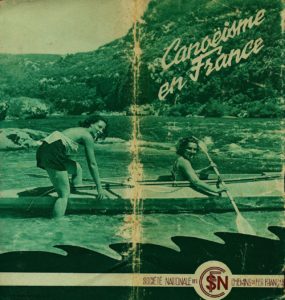 Deux pagayeuses et leur kayak pliant en couverture de Canoéisme, brochure de la SNCF de 1939 © collection Carré des Canotiers
