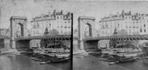 Garage et location de canots de Félix Pinel sous le pont Louis-Philippe. Vue stéréoscopique vers 1855 © coll. part.