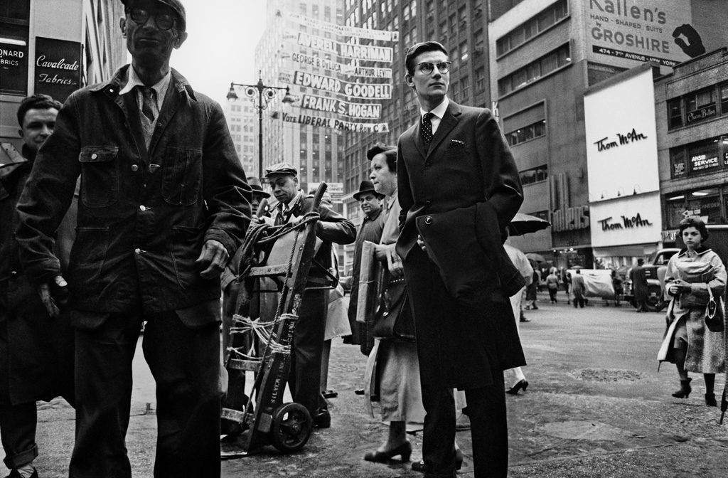 Yves Saint Laurent 7ème avenue NYC 1958 © Henri Dauman/Daumanpictures.com. Tous droits réservés